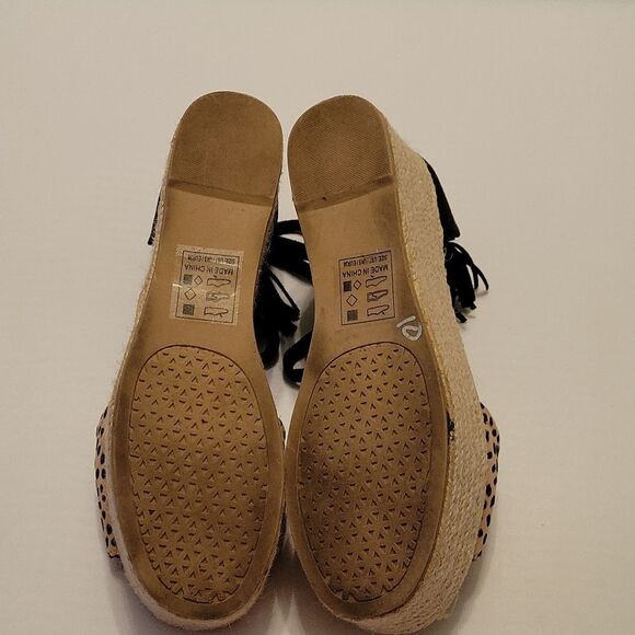 QUPID ANIMAL PRINT DESIGN PLASFORM WEDGE OPEN TOE SANDAL - Picture 12 of 14